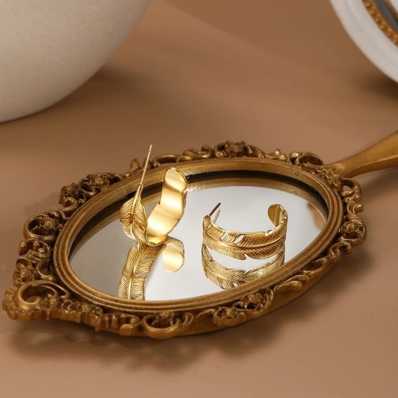 18k Gold Plated Feather C Shape Earrings - Picture 3 of 8